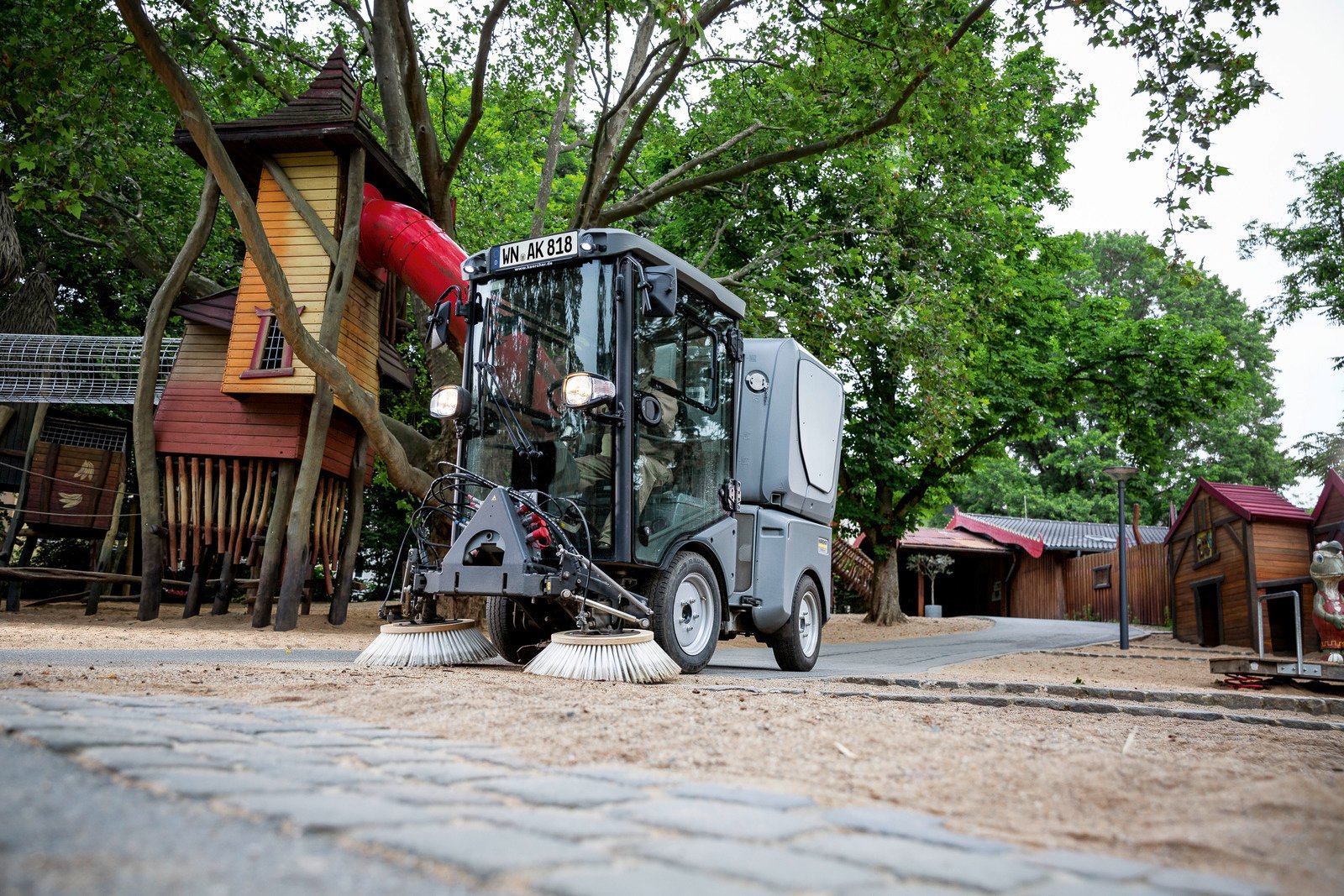 Varredeira Municipal com Aspiração Kärcher MC 80 - Imagem 5